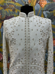 Conjunto de Sherwani Indo-Occidental Geométrico Plateado con Cuentas Hexagonales Plateadas y Base de Circuito Crema Divine Touch - Product Image 1