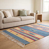Tapis Kilim en coton tissé plat géométrique bleu pour salon, intérieurs côtiers contemporains et nordiques