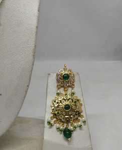 Glamuroso Conjunto de Collar con Colgante Kundan Chapado en Oro con Detalles de Esmeralda Verde y Gargantilla de Perlas Blancas de Múltiples Hilos - Product Image 5