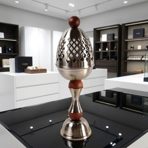 Quemador de Incienso de Metal Ornamentado con Cúpula de Rejilla, Detalles de Madera y Base Elegante, Complemento Perfecto para la Decoración de tu Hogar - Product Image 2