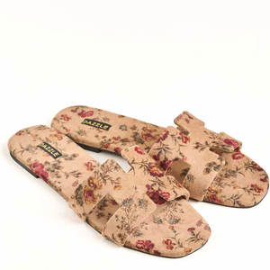 Chaussures pour femmes, style neutre, motif floral délicat, charme classique, styles modernes, designs uniques, beige naturel, imprimé, antidérapant, tendance de la mode - Product Image 1