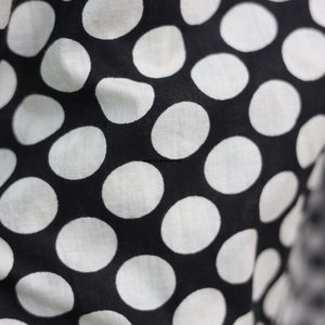 Belle robe en coton à motifs floraux, imprimée à la main, pour un usage décontracté. - Product Image 5