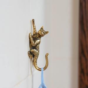 Gancho de pared metálico con forma de gato, acabado dorado, colgador decorativo ideal para llaves, bolsos, toallas y decoración moderna del hogar, de la India. - Product Image 1