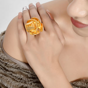 Nouveau Vintage en relief fleur forme grosse bague en laiton plaqué or exquis tempérament bague bijoux pour femmes hommes - Product Image 3
