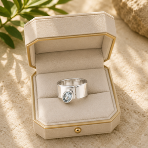 Bague de fiançailles pour femme en argent sterling 925 avec topaze bleu ciel - Pierre ovale sertie sur un anneau poli par Emrusa Jewellers - Product Image 6