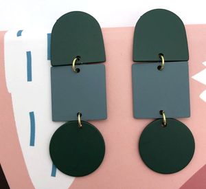 Boucles d'oreilles en résine faites à la main avec un design artistique moderne, bijoux légers et originaux pour femmes, décoratifs et colorés - Product Image 4