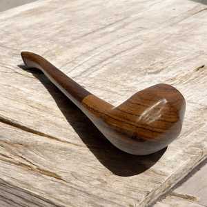 Pipa de Cigarros de Madera Roja Sólida con Acabado Liso, Estilo Curvo/Recto, Hecha a Mano, Única, de Madera Natural - Product Image 3