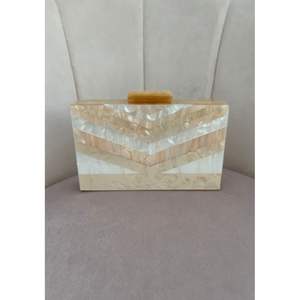 Pochette de soirée élégante en résine faite à la main pour femme – Vaisselle et décorations - Product Image 1