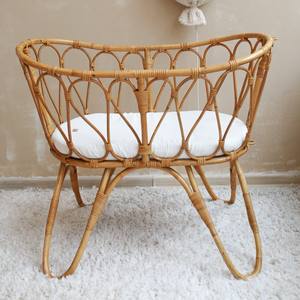 Lit bébé en rotin de qualité supérieure avec matelas, design confortable, berceau pour enfant fait main - Product Image 1