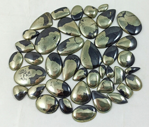 Radha Arts - Pyrite dorée naturelle, formes variées, cabochons de haute qualité, pierres précieuses en vrac du Rajasthan pour la fabrication de bijoux, vente en gros de pierres précieuses - Product Image 1