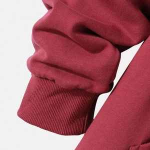 เสื้อฮู้ดลายกราฟิกคุณภาพสูง สีแดงมารูน พิมพ์ลายการ์ตูนอนิเมะ เสื้อพูลโอเวอร์ผ้าฟลีซสำหรับผู้ชาย รับผลิตเสื้อฮู้ดลายกราฟิกพร้อมโลโก้ตามสั่ง - Product Image 3
