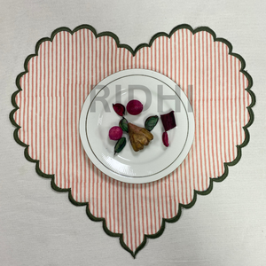 Vente en gros de sets de table en lin rose avec broderie verte en forme de cœur, sets de table réutilisables brodés, décoration de table personnalisée pour hôtels et mariages - Product Image 5