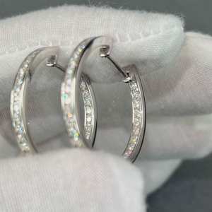 Boucles d'oreilles créoles délicates en moissanite taille ronde pour femmes, en argent sterling 925, serties de diamants, bijoux pour les amoureux - Product Image 4