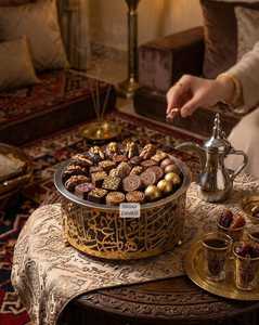 Plateau de service au chocolat tendance au design arabe, motif calligraphique, en métal poli, léger, idéal pour les fêtes et festivals - Product Image 3