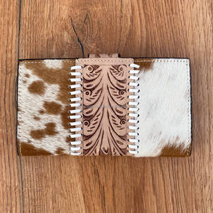 Cuir de fourrure de vachette à motifs occidentaux usinés à la main sculpture pochette coque de téléphone portefeuille élégant multi-utilisations portefeuilles de créateurs - Product Image 4