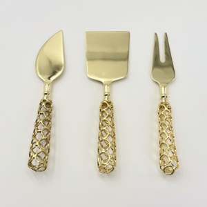 ชุดอุปกรณ์ชีสสแตนเลสสตีลพร้อมด้ามจับลวดเหล็กหรูหรา พร้อมชุดช้อนส้อมเคลือบ PVD สีทอง สำหรับร้านอาหาร โดย R B Overseas - Product Image 3