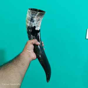 Corne à boire viking artisanale en corne de bœuf naturelle, style médiéval et nordique, à prix avantageux - Product Image 1