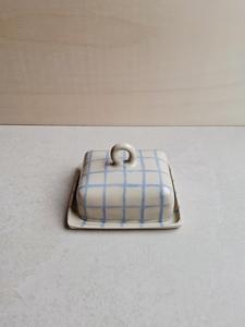 Beurrier élégant à motif quadrillé avec couvercle à anse, design compact avec plateau, finition émaillée lisse, beurrier de cuisine moderne - Product Image 3