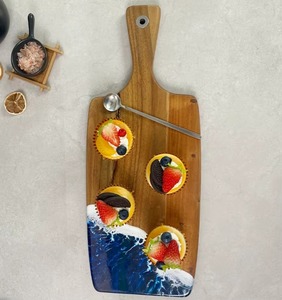 Planche à fromage en bois d'acacia et résine personnalisable avec logo, best-seller, pour restaurants, écologique, passe au lave-vaisselle, légère et durable - Product Image 2