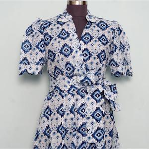 Robe midi pour femme, moderne, élégante, écologique, 100% coton, imprimé floral, silhouette en A, col en V, manches courtes - Product Image 6