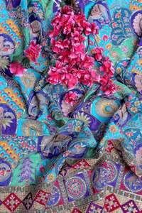 Tela Crepé Natural con Estampado Floral Turquesa y Verde Azulado, con Borde Ornamental Denso, para Confección de Prendas Étnicas Kurti - Product Image 4