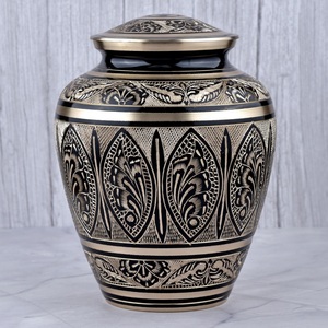 Urna funeraria de latón para adultos con diseño floral y de hojas en negro y dorado, con superficie brillante para cenizas humanas, urna conmemorativa para entierro. - Product Image 1
