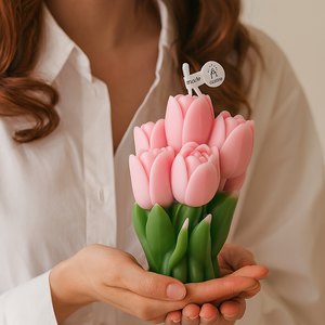 เทียนหอมกลิ่นวานิลลา รูปทรงดอกทิวลิป ในขวดแก้วสวยงาม เป็นมิตรต่อสิ่งแวดล้อม ผลิตจากขี้ผึ้งถั่วเหลือง งานแฮนด์เมด  รับผลิตจำนวนน้อย เหมาะสำหรับตกแต่งบ้าน งานแต่งงาน และเทศกาลอีสเตอร์ - Product Image 5