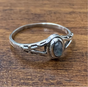 Vintage 925 Silver Labradorite Oval Gemstone <b>Ring</b> 1.5 Grams <b>for</b> Unisex Everyday Wear Perfect <b>for</b> Gift - Product Image 2