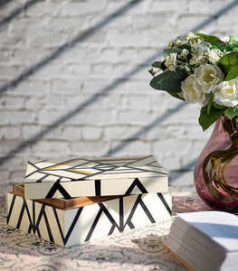 Joyero con incrustaciones de resina personalizado, idea de regalo elegante para mujer, acento casero hecho a mano por Tradebyd - Product Image 1