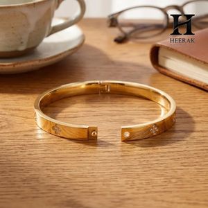 Brazalete de Trébol de Cuatro Hojas, Brazalete Minimalista con Motivo de Flor y Diamantes Pavé para Mujer - Product Image 1