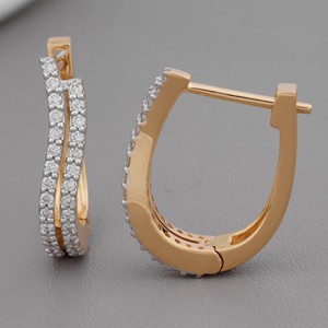 Boucles d'oreilles créoles à double rangée de diamants cultivés en laboratoire certifiés IGI, en or 9 carats, avec pavé de diamants incurvé - Product Image 3