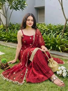 Ensemble Sharara de créateur pour femme – Kurta sans manches festif avec dupatta brodé pour les occasions de mariage et de fête - Product Image 5