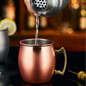 Mug en acier inoxydable finition lisse, verre à cocktail, mug à bière en métal avec poignée dorée, articles de bar - Product Image 1