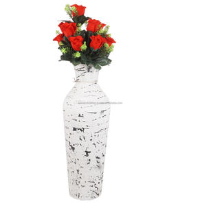 Jarrón decorativo de metal con rosas rojas artificiales y vegetación Muy demandado Hot Trend grande en forma de pera - Product Image 3