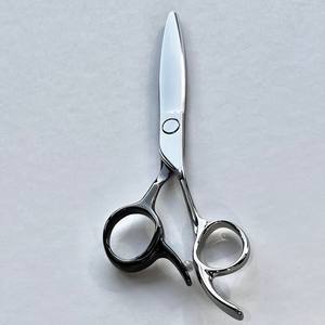 Tijeras de pelo liso profesionales japonesas de 6 pulgadas con hoja de titanio de acero inoxidable VG10, punta afilada curvada para uso en corte de pelo de salón - Product Image 2