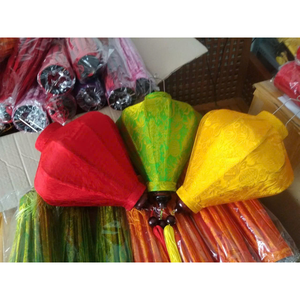 Lanternes en soie décoratives de Hoi An avec broderies florales complexes et finition brillante dans des formes traditionnelles vietnamiennes - Product Image 6