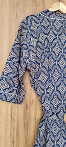 Shrug bleu écologique tissé à imprimé numérique motif feuille, ouvert sur le devant - Product Image 3