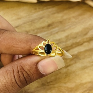 Bague en Onyx Noir au Design Tendance, Bijou Minimaliste en Laiton pour Femme, Plaqué Or 18 carats, Bague Solitaire à Design Massif, Vente en Gros/OEM/ODM - Product Image 4