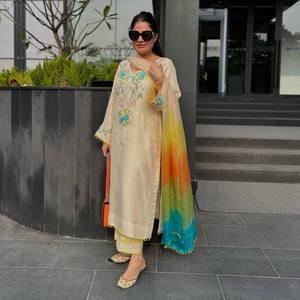 Ensemble haut-bas et dupatta de créateur à silhouette droite avec broderie lourde et travail de sequins, imprimé floral, en tissu organza - Product Image 3