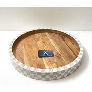 Plateau de service artisanal en bois et résine écologique avec motif élégant, durable, compatible lave-vaisselle et micro-ondes, idéal pour les collations et les boissons - Product Image 2