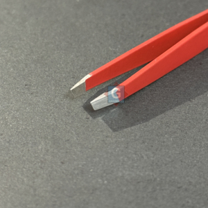 Pinzas para Cejas de Acero Inoxidable Rojas Inclinadas - Hechas a Mano, Ligeras y Ecológicas para Depilación - Product Image 4