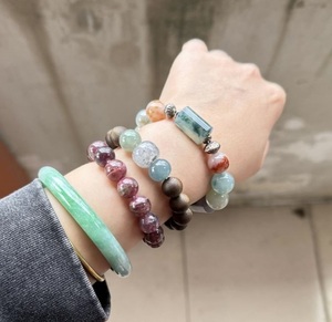 Pulsera de Resina Contemporánea con Patrones Artísticos Hechos a Mano, Accesorio Elegante para la Muñeca para Entusiastas de la Moda Moderna - Product Image 3