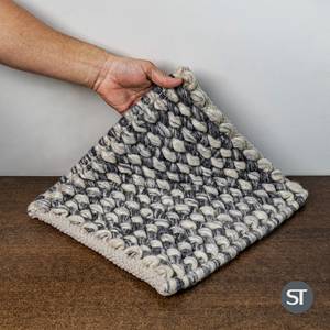 พรมขนสัตว์ทอมือ สีเทาธรรมชาติ ลายบิดแนวทแยง ขนาดสั่งทำได้ ขายส่งสำหรับโรงแรม ห้องนั่งเล่น ห้องนอน - Product Image 1