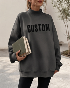 เสื้อพูลโอเวอร์คอเต่าทรงโอเวอร์ไซส์สำหรับผู้หญิง แบบสั่งทำพิเศษ (OEM) เนื้อผ้าหนานุ่ม พร้อมดีไซน์ไหล่ตก และผ้าฟลีซพรีเมียม สำหรับสตรีทแวร์ฤดูหนาว - Product Image 1