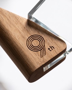 Trofeo de Acrílico y Madera Personalizado con Logotipo Grabado, Placa de Cristal para Eventos y Premios - Product Image 4