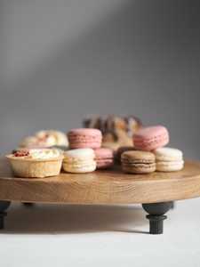 Soporte Redondo de Madera para Tartas, Bandeja de Servir Hecha a Mano para Postres, Macarons, Pasteles, Bandeja de Exhibición para Cocina, Acabado Natural - Product Image 2