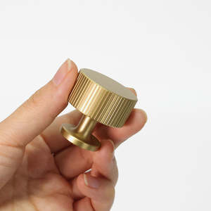 Pomo de latón macizo moderno con borde moleteado, acabado dorado cepillado, texturizado, para cajones de cocina, armarios y muebles. - Product Image 5