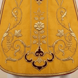 Vêtement liturgique artisanal haut de gamme, conçu avec du tissu doré et orné d'une broderie florale complexe. - Product Image 5