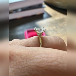 Anillo de Diamante Cultivado en Laboratorio con Corte Radiante de Lujo para Mujer, Anillo de Compromiso, Boda o Aniversario en Oro Sólido de 9K, 14K o 18K - Product Image 2