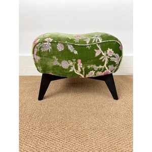 Pouf en velours vert à motifs floraux, design compact de style mid-century, ottoman en tissu, décoration de salon, pièce unique faite à la main - Product Image 5